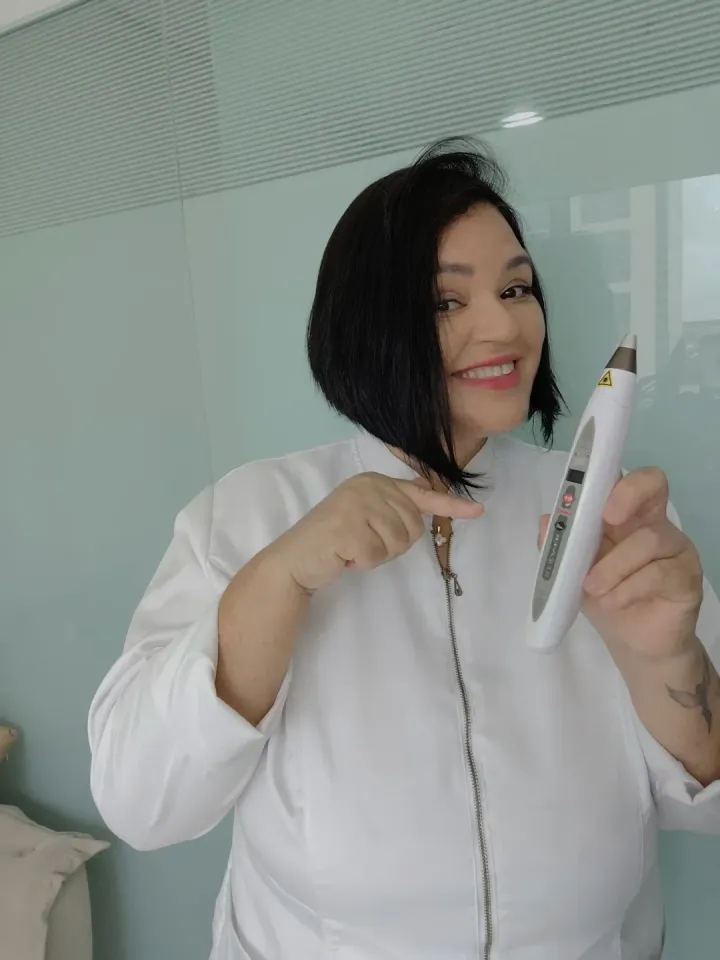 Simone Rocha durante atendimento com equipamento podológico